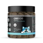 A fekete és átlátszó műanyag tégely CBD Hússal Ízesített Jutalomfalat Kutyáknak - 1000mg CBD | 165db feliratú, kék rajzolt kutyaarccal ellátott barna rágógumit tartalmaz kutyáknak, és teljes spektrumú CBD Europe ikonokkal és termékadatokkal van ellátva a címkén.