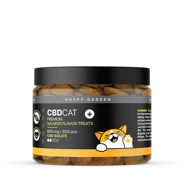 A "CBD macskakeksz lazac ízesítéssel - 600mg | 400 darab" feliratú átlátszó tégelyen narancssárga macskaképek láthatók, és kis barna finomságokat tartalmaz. A címke kiemeli a teljes spektrumú CBD-t a macskák számára. A CBD Europe forgalmazza.