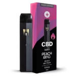 Egy fekete vape toll áll a Happy Garden "CBD Vape - Peach Ring ízű párologtató | 550mg | 1ml" feliratú színes doboza mellett, amelyen rózsaszín és lila akcentusok, egy levél ikon és a "CBD Europe" felirat szerepel a csomagoláson.