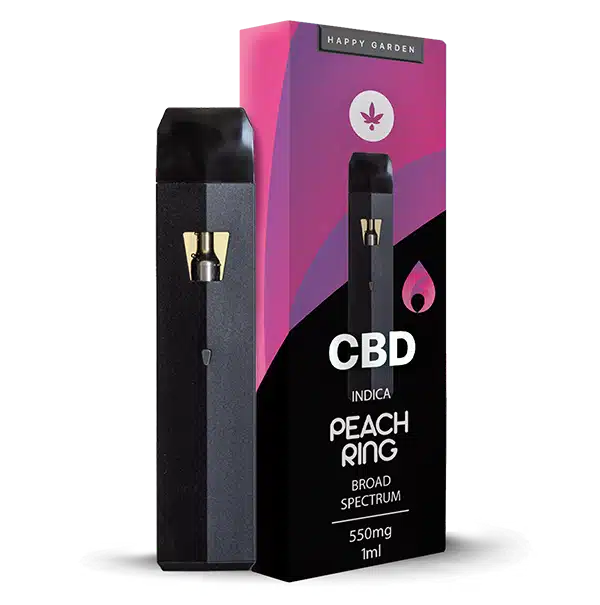 Egy fekete vape toll áll a Happy Garden "CBD Vape - Peach Ring ízű párologtató | 550mg | 1ml" feliratú színes doboza mellett, amelyen rózsaszín és lila akcentusok, egy levél ikon és a "CBD Europe" felirat szerepel a csomagoláson.