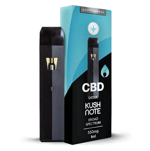 Egy fekete CBD Vape - Kush Note ízű párologtató (550mg, 1ml) áll a dobozán, amelyen prémium széles spektrumú sativa és a Happy Garden márka kék levél ikonjával látható - tökéletes a CBD Europe rajongók számára.