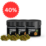 Három "3XHappy Garden CBN + CBD + CBG olaj (30ml - 4000 mg)" feliratú üveg tégely látható, előttük kannabisz rügyekkel. Egy piros csillag a bal felső sarokban 40% kedvezményt jelez. Prémium alvástámogató nyugtató olaj.