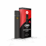 Egy fekete vape toll áll a függőleges piros, fekete és fehér doboz mellett, amelyen a "CBD Vape - Watermelon Kush ízű párologtató | 550mg | 1ml" felirat áll, így ideális választás a CBD Europe rajongói számára. A csomagolás tetején egy levél ikon látható.