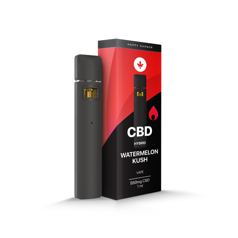 Egy fekete vape toll áll a függőleges piros, fekete és fehér doboz mellett, amelyen a "CBD Vape - Watermelon Kush ízű párologtató | 550mg | 1ml" felirat áll, így ideális választás a CBD Europe rajongói számára. A csomagolás tetején egy levél ikon látható.