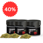 Három üveg 3XHappy Garden CBN + CBD + CBG olaj (30ml - 4000 mg) van kiállítva a kenderrügyek előtt, felettük egy nagy piros csillaggal "40%", kiemelve a CBD Europe egyik legjobb eladását.