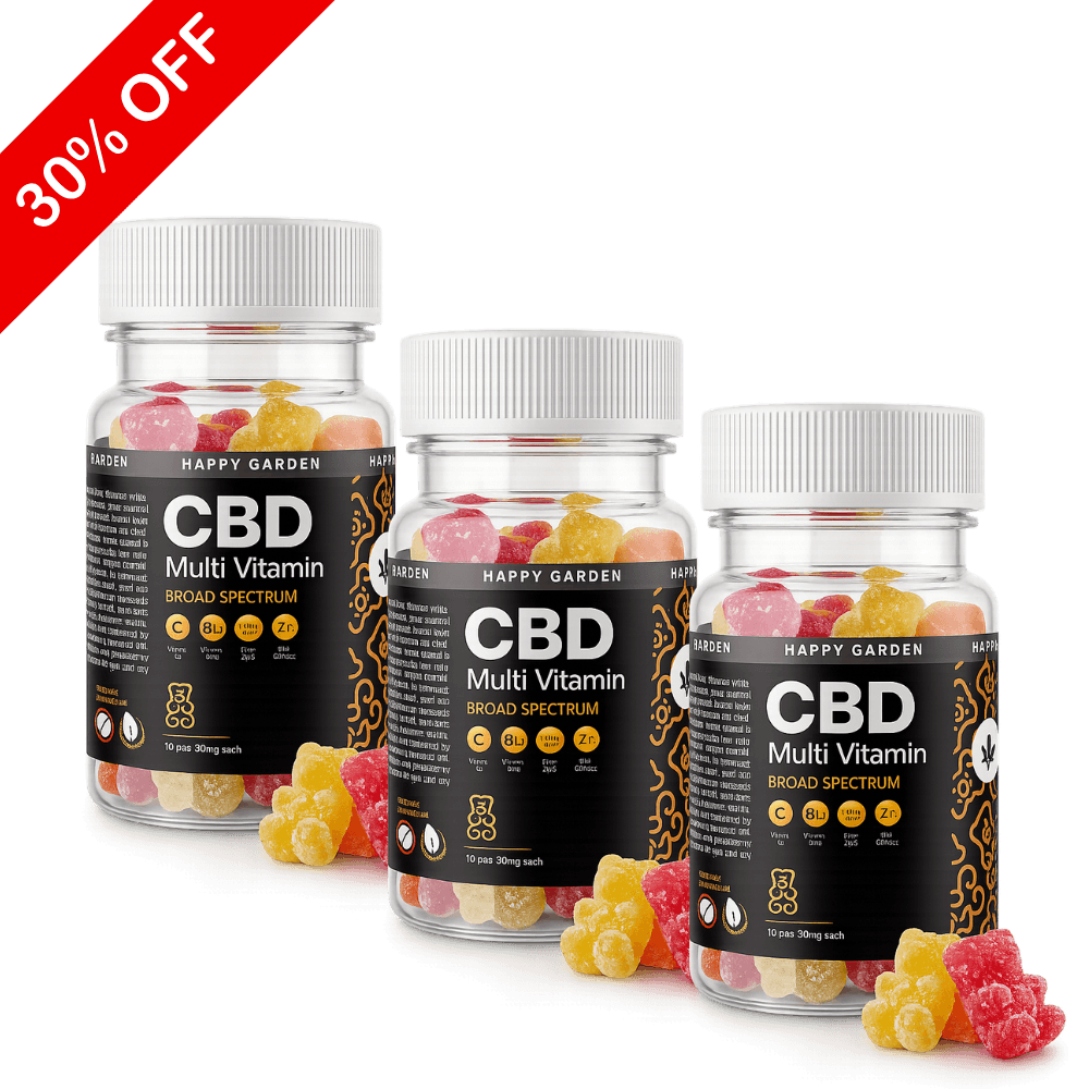 Három üveg Mini 3 x CBD gumicukor széles spektrumú kivonattal és multivitaminokkal - 900mg | 30db színes gumicukorral a belsejében. A bal felső sarokban egy piros "30% OFF" banner látható. A címkék arany és fehér színű szöveggel és ikonokkal vannak ellátva.