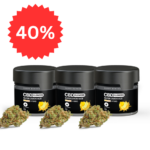 Három üveg 3XHappy Garden CBN + CBD + CBG olaj (30ml - 4000 mg) - Prémium alvástámogató nyugtató olaj feliratú üveg fehér alapon. A bal felső sarokban egy nagy piros jelvény mutatja a 40%-ot.