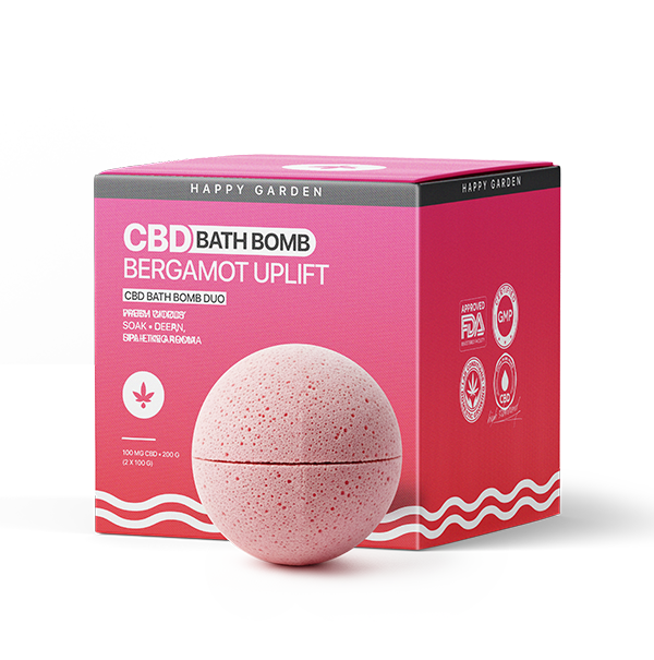 Egy rózsaszín CBD fürdőbomba és a hozzá tartozó doboz, Bergamot Uplift - CBD Fürdőbomba Duo - 100mg CBD felirattal, a Happy Garden-től, FDA jóváhagyással, GMP tanúsítvánnyal, vegán és természetes termék ikonokkal.