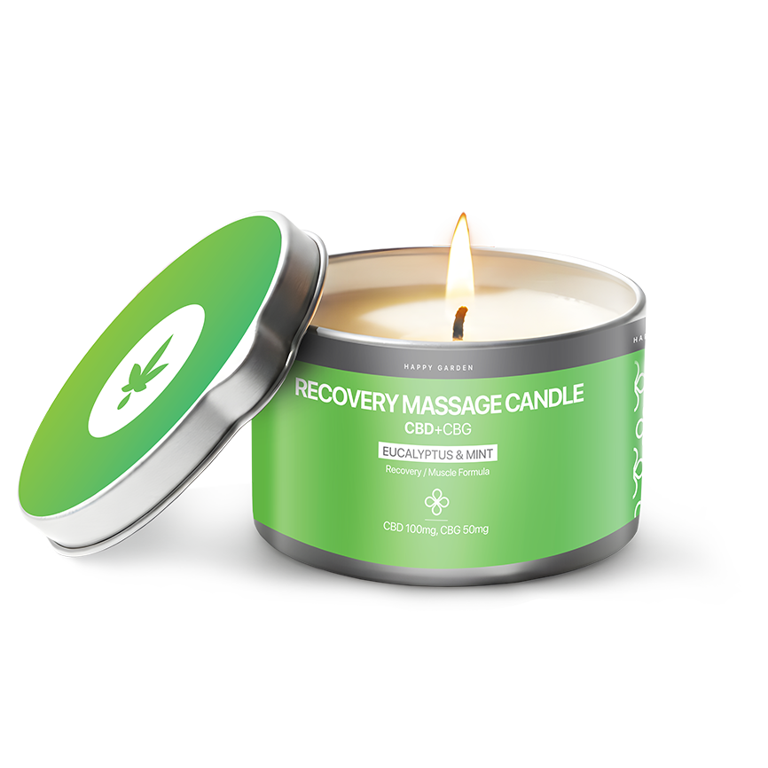 Nyitott CBD + CBG Recovery Masszázs Gyertya - Eukaliptusz és menta (100mg CBD / 50mg CBG, 100ml), meggyújtott kanóccal és zöld fedéllel, mellette egy levél szimbólummal; a címke kiemeli az eukaliptusz és menta illatát.