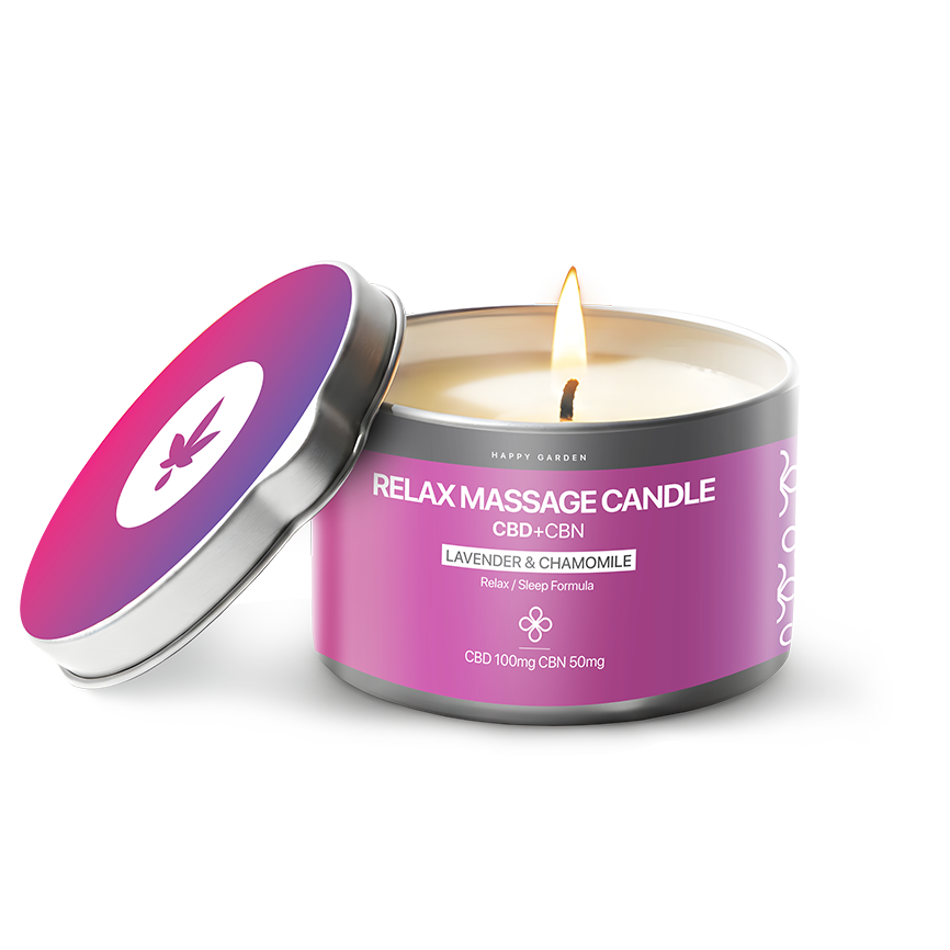A CBD + CBN Relax Masszázs Gyertya - Levendula és Kamilla (100mg CBD / 50mg CBN, 100 ml) kerek dobozban, lila fedővel, fehér szöveggel és levél logóval. A meggyújtott gyertya címkéje kiemeli a relaxáció és az alvás előnyeit.