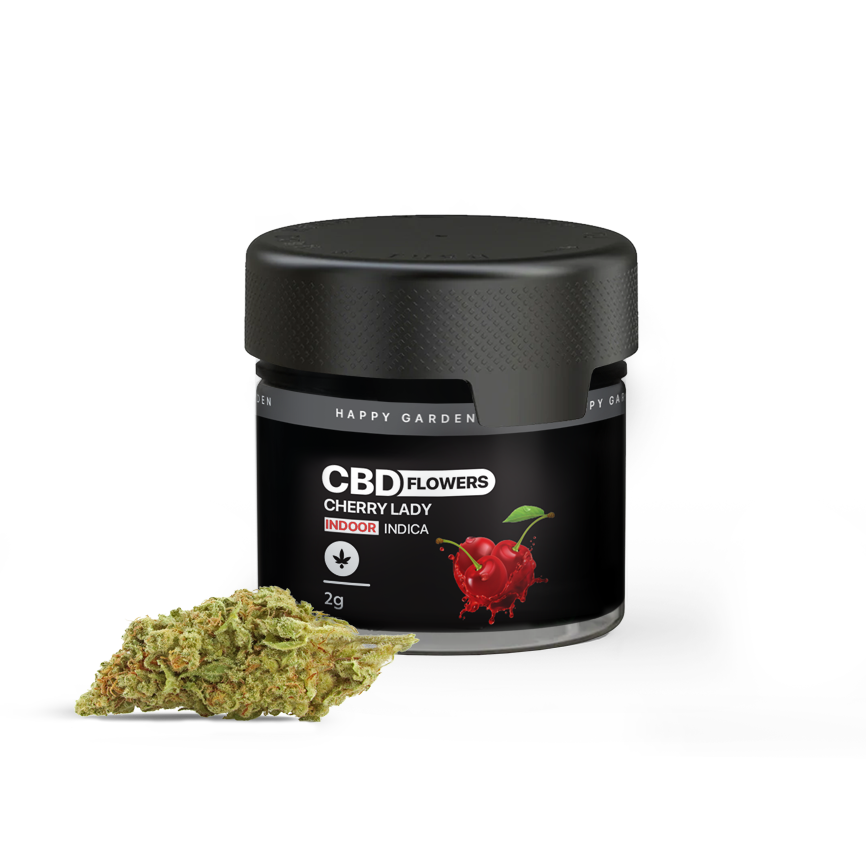 Egy fekete tégely "CBD virágok - Cherry Lady 2g | Indica" feliratú, cseresznyés grafikával egy kis halom zöld teljes spektrumú CBD Europe rügy mellett ül fehér alapon.