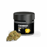 Egy fekete Super Lemon Haze - CBD virágok 2g | Hybrid feliratú, citromos grafikával ellátott tégely ül egy kis halom prémium, teljes spektrumú, CBD-olajat tartalmazó kannabisz bimbó mellett, fehér háttéren.