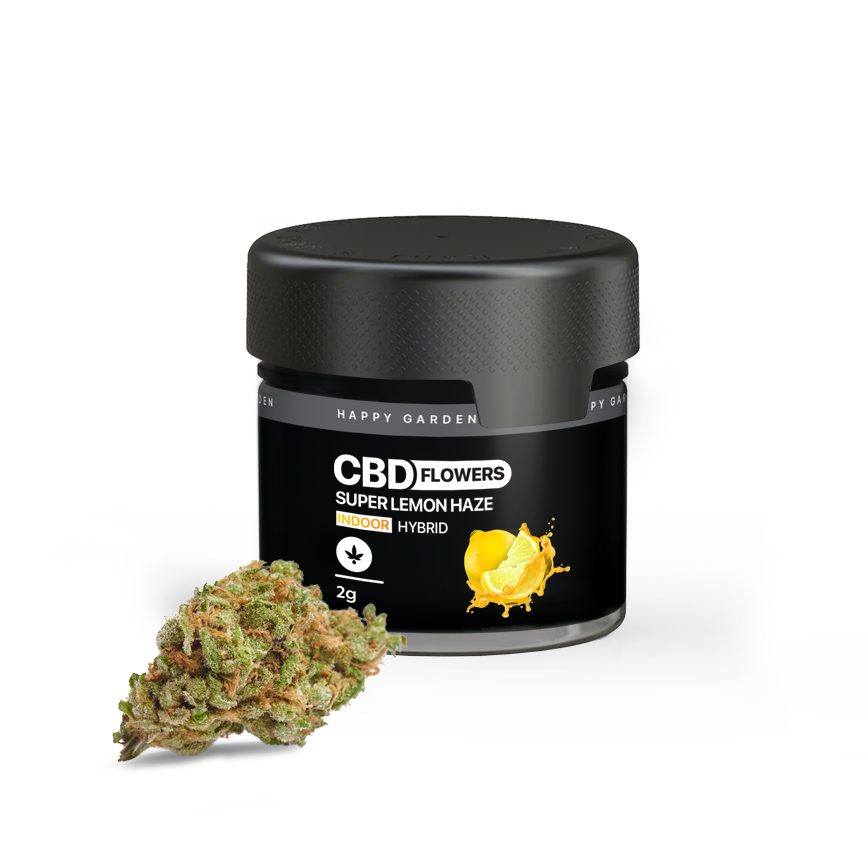 Egy fekete Super Lemon Haze - CBD virágok 2g | Hybrid feliratú, citromos grafikával ellátott tégely ül egy kis halom prémium, teljes spektrumú, CBD-olajat tartalmazó kannabisz bimbó mellett, fehér háttéren.