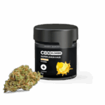 A "Super Lemon Haze - CBD virágok 5g | Hybrid" feliratú, citromos grafikával ellátott fekete tégely egy zöld-narancssárga kannabiszbimbó mellett ül, és fehér háttér előtt a CBD Europe teljes spektrumú minőségét mutatja be.