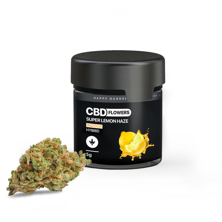 A "Super Lemon Haze - CBD virágok 5g | Hybrid" feliratú, citromos grafikával ellátott fekete tégely egy zöld-narancssárga kannabiszbimbó mellett ül, és fehér háttér előtt a CBD Europe teljes spektrumú minőségét mutatja be.