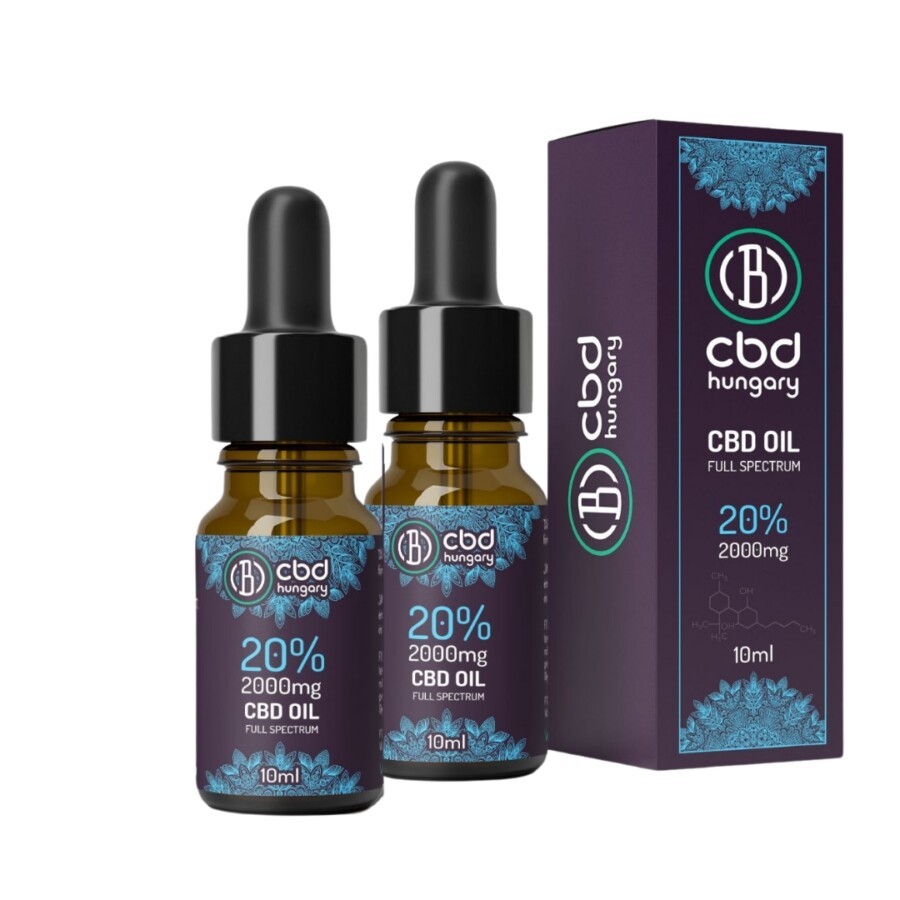 Két barna, CBD Europe DUO Csomag 20% Teljes Spektrumú CBD olaj (10ml-2000mg) feliratú cseppentős üvegcsét helyeztek el egy hozzáillő lila és kék színű, azonos márkajelzéssel és részletekkel ellátott termékdoboz mellett.