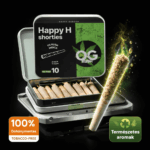 A Happy H Shorties - Pineapple Express | CBDX Enriched Pre-Rolls - 10db feliratú nyitott dobozon tíz sodort gyógynövényes cigaretta látható, egy meggyújtva és füstölög. A magyar nyelvű ikonok a 100% dohánymentes és természetes ízeket jelzik.