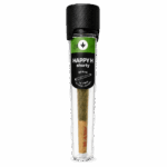 Egy 1 g-os, „Happy H Shorty – OG Kush | CBDX Enriched Pre-Roll” feliratú, előre sodort jointot egy fekete kupakos, átlátszó műanyag csőbe csomagoltak. A címkén egy kannabiszlevél-ikon és az adagolási adatok láthatók, a joint papírján pedig a RAW márkajelzés is felismerhető.