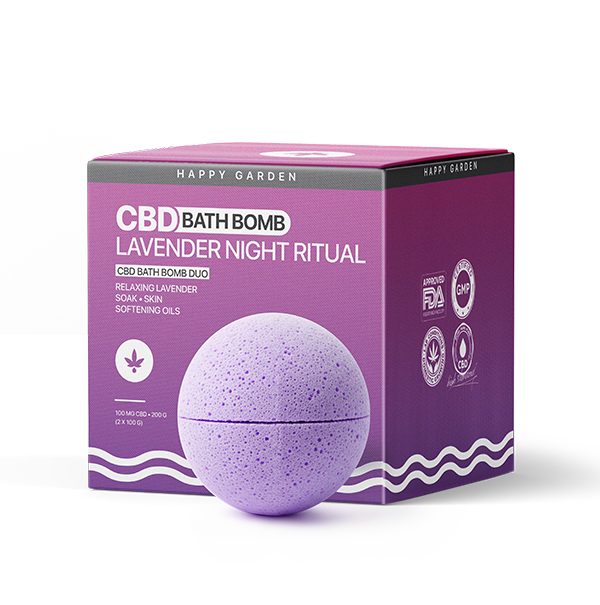 Egy lila CBD fürdőbomba a Happy Garden "Lavender Night Ritual - CBD Fürdőbomba Duo - 100mg CBD" feliratú dobozával. A csomagoláson az FDA jóváhagyást, a vegán, a GMP tanúsítást és a pihentető levendula illatot jelző ikonok láthatók.