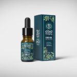 A kis barna cseppentős üveg és a doboz zöld levélmintákkal a CBD Europe 20% Teljes spektrumú CBD Olaj (10ml-2000mg) kender olajjal társítva-ideális egyszerű CBD olaj rendelés esetén.