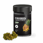 A prémium Pineapple Express - CBD virágok 10g | Sativa, fekete tégelyben, ananász grafikával és mellette zöld szárított CBD virágok-ideális választás a minőséget kereső CBD Europe rajongóknak.