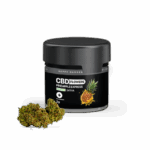 Egy kis fekete tégely, rajta a Pineapple Express - CBD virágok 2g | Sativa felirattal, ananász képpel, zöld kannabisz rügyek mellett, fehér háttéren - kiemelve a CBD Europe prémium minőségét.