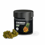 A "Pineapple Express - CBD virágok 5g | Sativa" feliratú fekete tégely, ananász képpel, zöld, szárított prémium cannabis bimbók mellett ül fehér alapon - kiemelkedő teljes spektrumú CBD Europe minőségben.