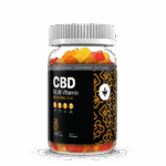A fehér fedelű, átlátszó üveg 50 színes CBD gumicukrot (széles spektrumú, multivitaminos gumicukor) tartalmaz, összesen 1250 mg-ot. A fekete címkén a "Prémium" felirat olvasható, az adagolás, a vitamin ikonok és a sárga medvés minta látható.