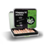 A "Happy H Shorties - OG Kush | CBDX Enriched Pre-Rolls - 10db" feliratú négyzet alakú fekete-zöld konzervdoboz részben nyitva van, benne tíz előre sodort joint látható.
