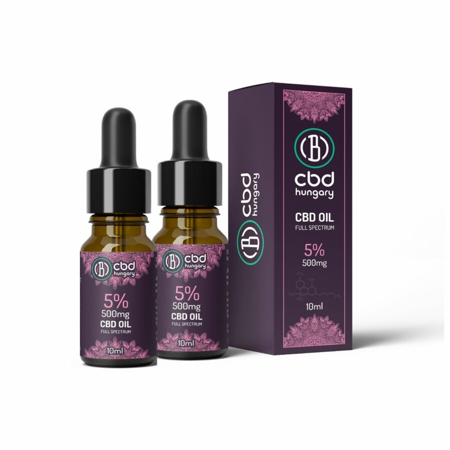 Két 10ml-es üveg CBD Europe DUO Csomag 5% Teljes Spektrumú CBD olaj (500mg) fekete cseppentővel egy kör alakú logóval és levélmintával ellátott lila doboz mellett. A csomagoláson a CBD Europe felirat szerepel.