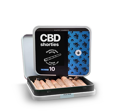 Egy kék-fekete mintával ellátott, CBD shorties feliratú bádogdoboz kinyílt, és tíz tekercselt jointot fedezett fel benne szépen elrendezve. A címke szerint az ízesítés Blueberry Haze Sativa, és minden egyes joint 2 hüvelyk hosszú.