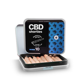 Egy kék-fekete mintával ellátott, CBD shorties feliratú bádogdoboz kinyílt, és tíz tekercselt jointot fedezett fel benne szépen elrendezve. A címke szerint az ízesítés Blueberry Haze Sativa, és minden egyes joint 2 hüvelyk hosszú.