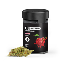 Egy fekete üveg CBD Flowers Cherry Lady felirattal, piros cseresznye grafikával, indica típusú és 10 g. Elöl egy rögnyi szárított CBD virág van elhelyezve - tökéletes a CBD olaj vásárlás és a prémium kendertermékek iránt érdeklődők számára.