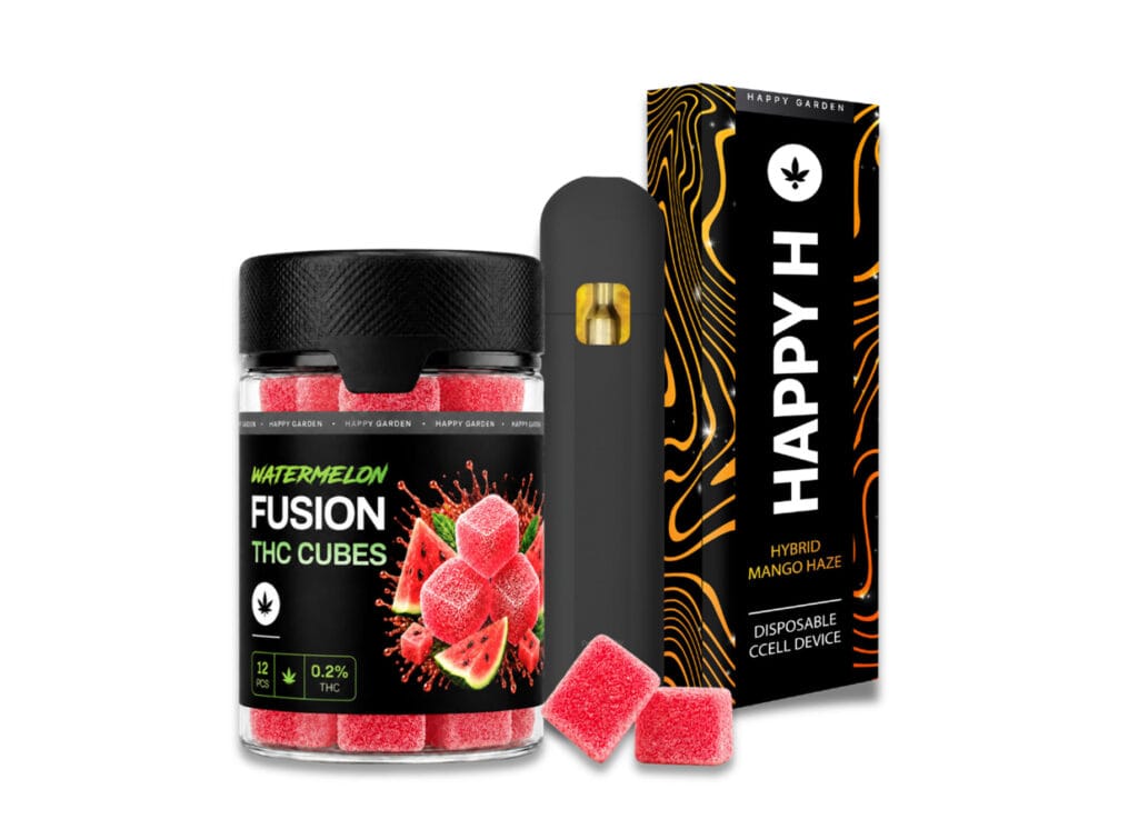 Egy üveg „Watermelon Fusion” THC-kocka, egy fekete e-cigi és egy „Happy H Hybrid Mango Haze” feliratú doboz látható egymás mellett – tökéletes választás azok számára, akik új ízeket szeretnének kipróbálni, vagy CBD-olaj vásárlását fontolgatják. Az előtérben csábítóan hevernek a szórványosan elhelyezett gumicukorkák.