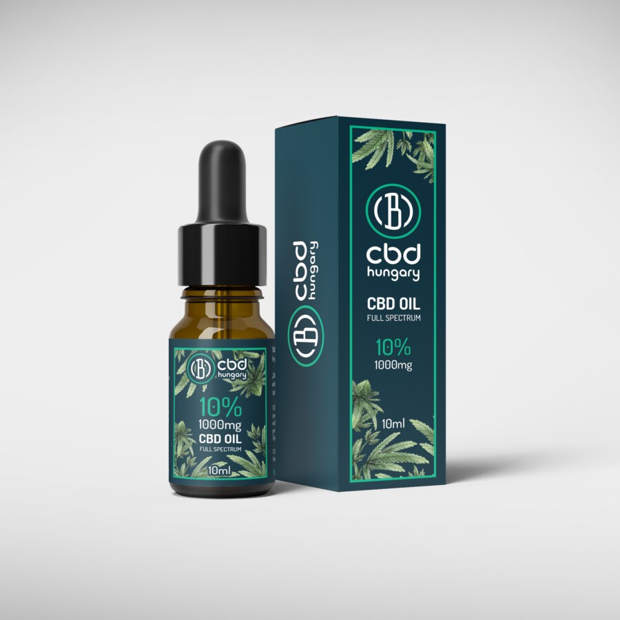 Egy kis barna üveg cseppentős üveg CBD Europe 10% Teljes spektrumú CBD Olaj (10ml-1000mg) Kender olajjal társítva áll a hozzá illő kannabiszlevél doboz mellett, tökéletes CBD olaj rendelés, mindkettő tiszta fehér háttérrel.