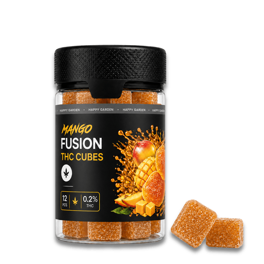 Egy „Happy H Gummies Mango (Mangó) – 10 mg / db – Strong Edition, 12 db” felirattal ellátott átlátszó üveg narancssárga gumicukrot tartalmaz, amelynek címkéjén mangók, gyümölcslé-fröccsenések és kannabisz-szimbólumok láthatók. Az üveg mellett két gumicukor fekszik.