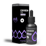 A Happy Garden 20% CBD + CBN + Melatonin Olaj (10ml - 2000mg) MCT olajjal társítva fekete üveg áll a hozzá illő fekete és lila dobozban, cseppentővel és "100% természetes" és "Broad Spectrum" szöveggel.