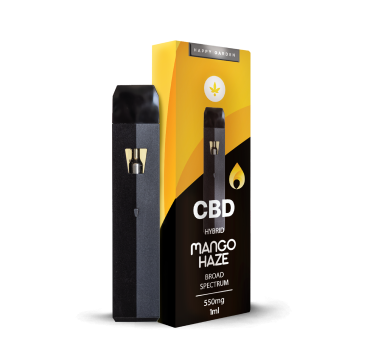 Egy fekete CBD vape pen áll a sárga-fekete doboza mellett, amelyen a CBD Hybrid Mango Haze Broad Spectrum, 550mg, 1ml felirat áll, csepp ikon és elegáns, modern design mellett.