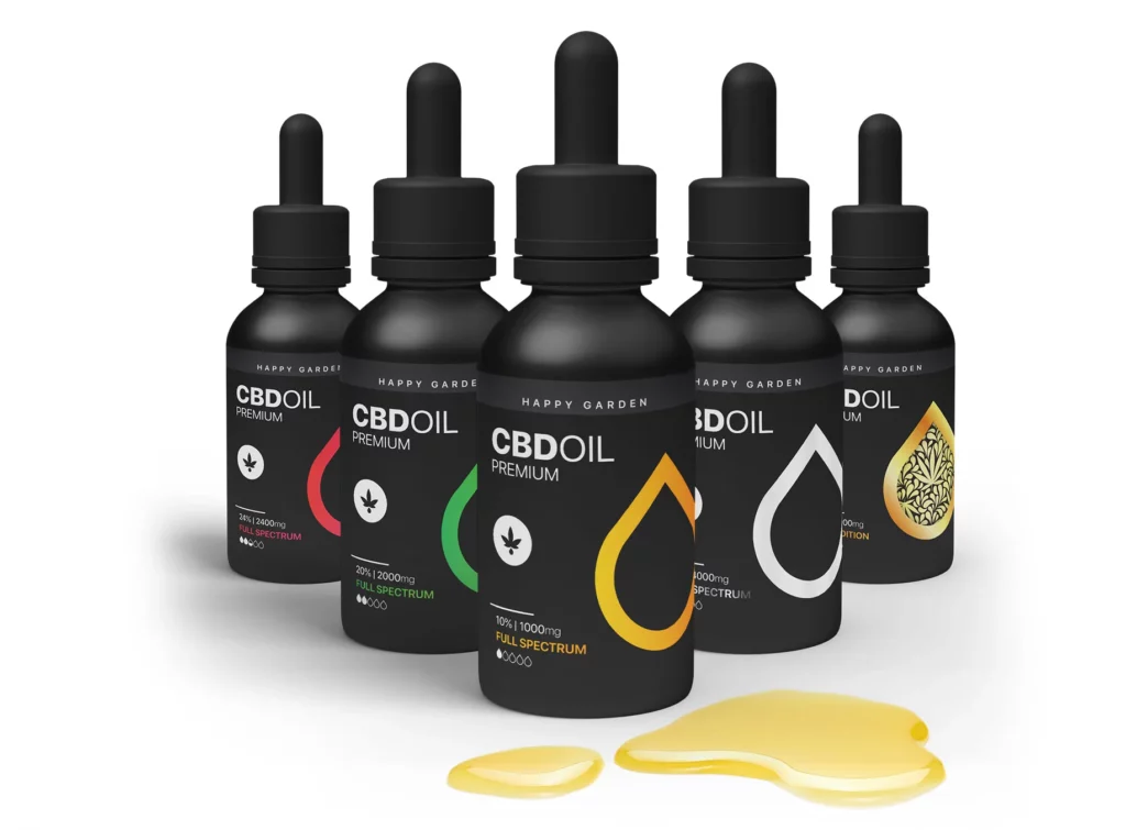 Öt fekete, cseppentős kupakkal ellátott Happy Garden CBD-olajat tartalmazó palack van sorba rendezve, mindegyik színes, csepp alakú címkével. Elöl kiömlött sárga CBD olaj látható, kiemelve a minőséget a CBD olaj vásárlás iránt érdeklődők számára.