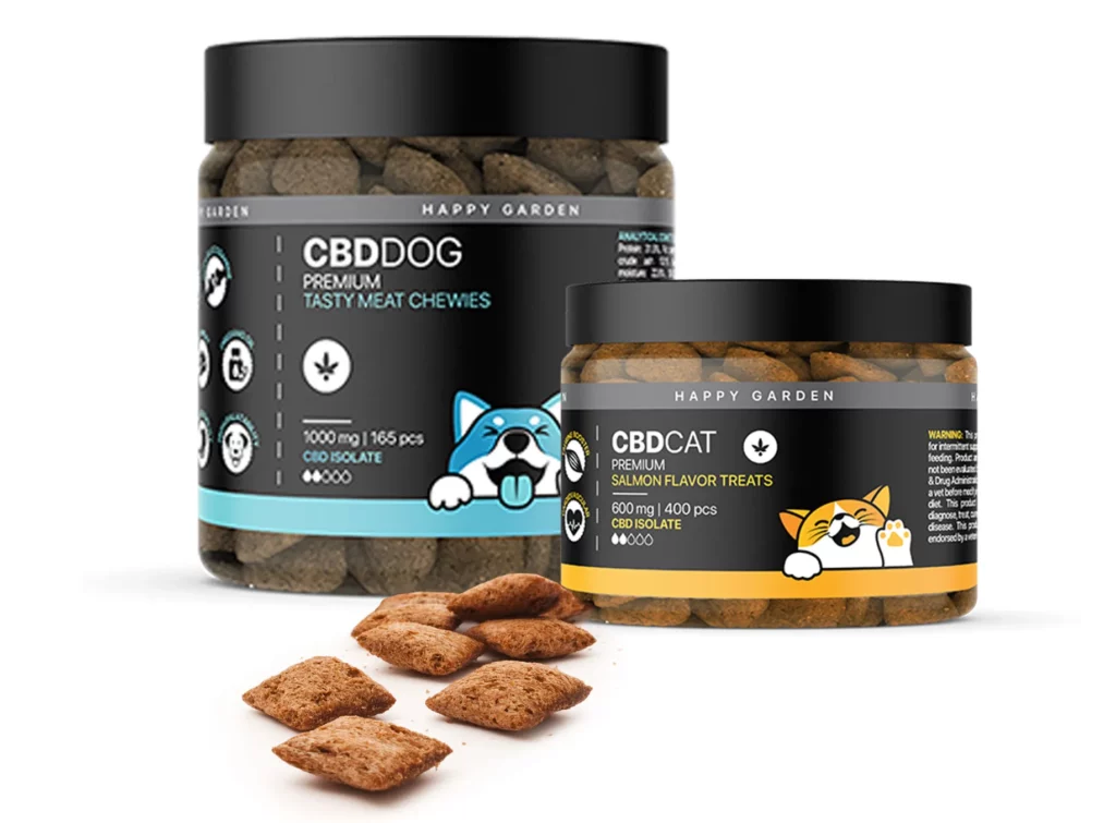 Két tégely CBDDOG és CBDCAT feliratú, illusztrált kutya- és macskaarcokat ábrázoló állateledeles tégely, elöl néhány szögletes barna csemegével - tökéletes azok számára, akik a CBD olajvásárlást fontolgatják szőrös barátaik számára.