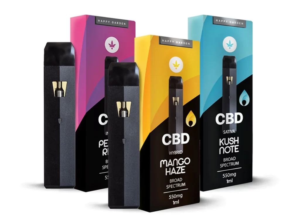 A Happy Garden négy CBD vape pen terméke látható, mindegyik színes csomagolásban - rózsaszín, sárga, teal és fekete - olyan ízekkel, mint a Mango Haze és a Kush Note. Tökéletes azok számára, akik a CBD olaj vásárlás előtt vizsgálják a lehetőségeket.