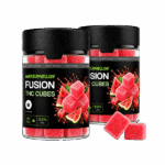 Két, fekete fedéllel ellátott „Watermelon Fusion THC Cubes” nevű üveg, színes címkével, amelyen görögdinnye-szeletek és piros gumicukorka-kockák láthatók. Az üvegek előtt három piros gumicukorka fekszik.