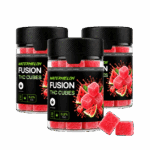 Három, „Watermelon Fusion THC Cubes” feliratú üveg látható, amelyek mindegyike vörös, cukorral bevont zselés kockákkal van megtöltve. A címkén görögdinnye-ábrázolás és szöveg látható, amely szerint egy üvegben 12 darab található, és a THC-tartalom 0,2%.