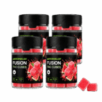 Négy „Watermelon Fusion THC Cubes” feliratú üveg, amelyeken görögdinnye és piros zselés kockák láthatók. Az üvegek előtt két zselés kocka fekszik. Az üvegek fekete fedéllel és élénk színű csomagolással rendelkeznek.